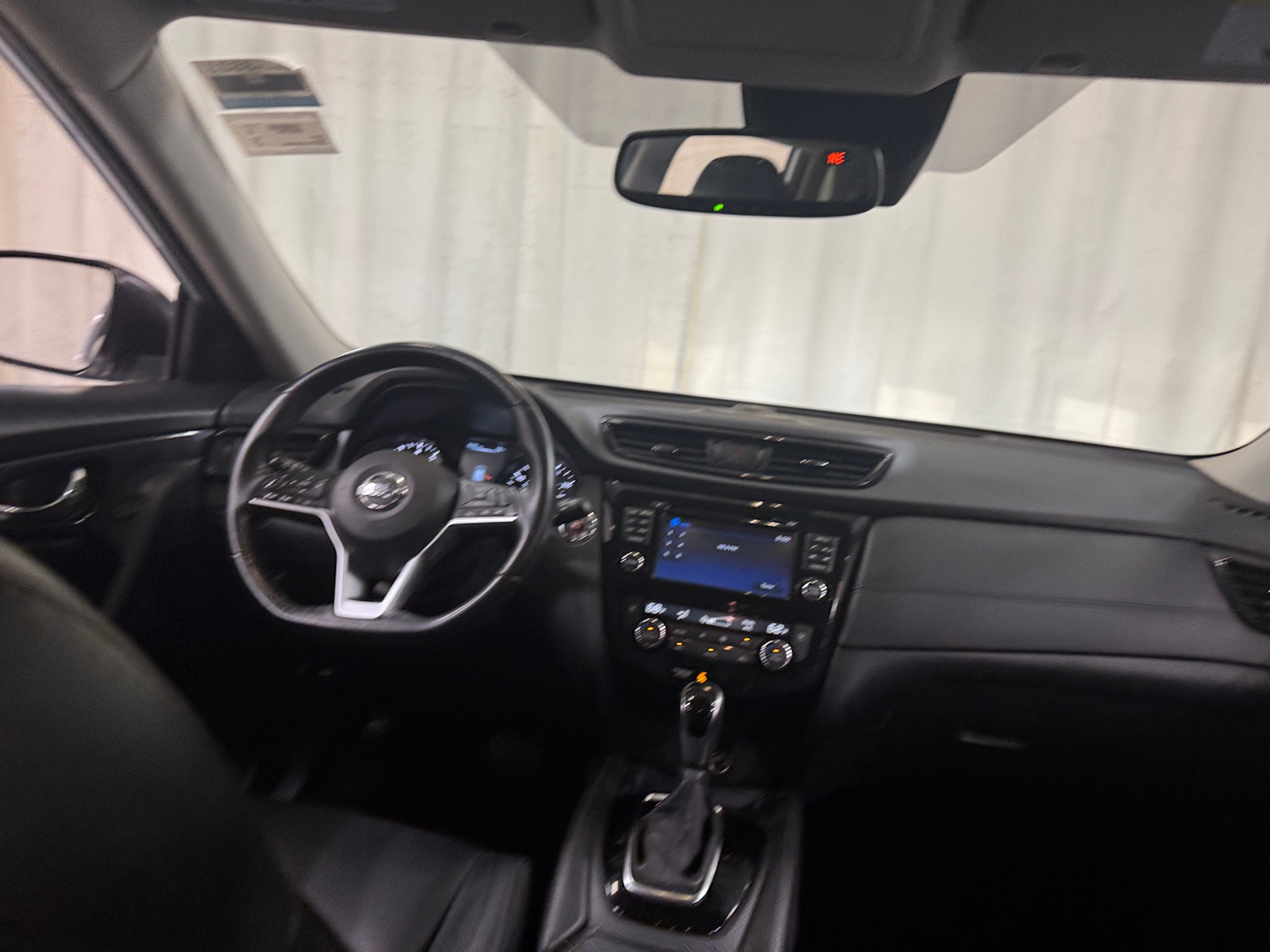 Thumbnail: 2017 Nissan Rogue - 3