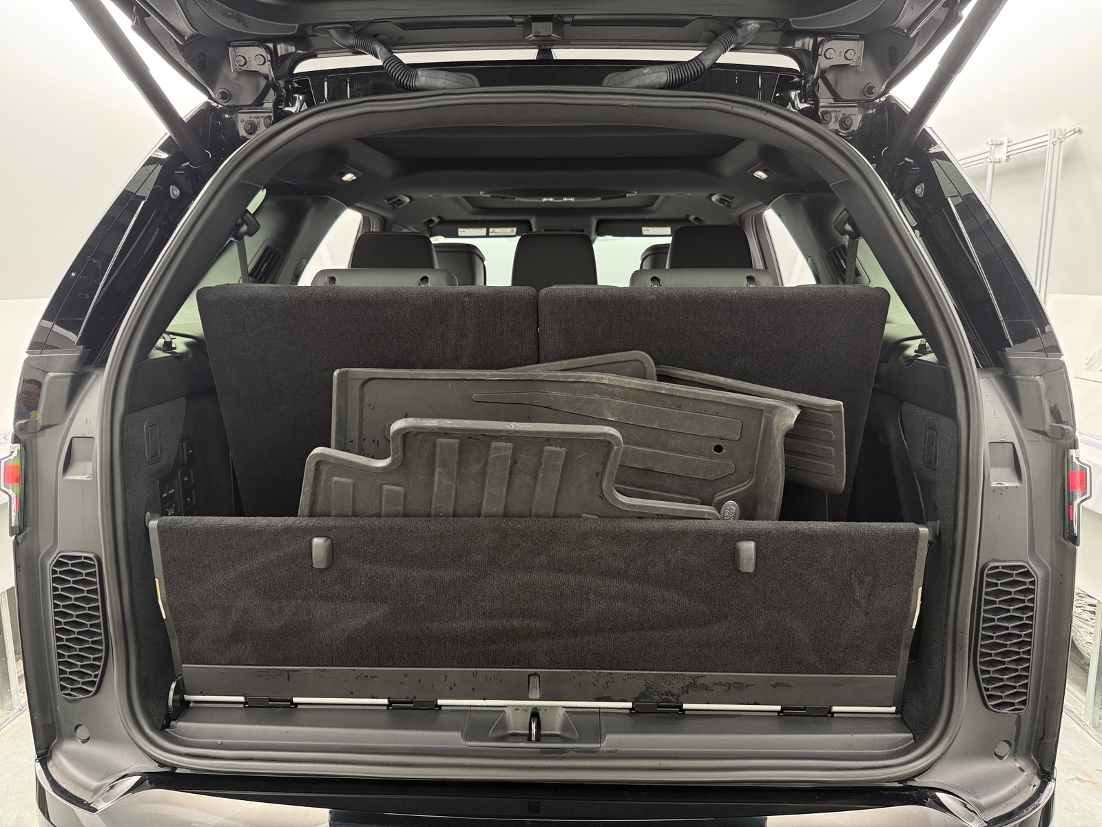 Thumbnail: 2024 Land Rover Discovery - 6