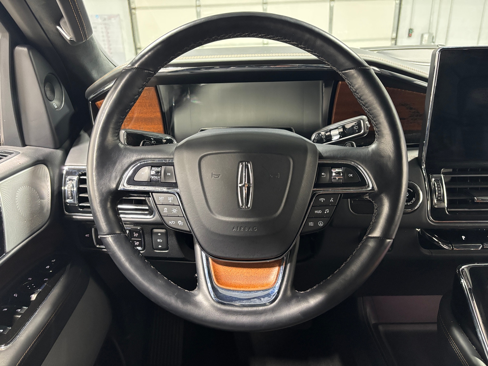 Thumbnail: 2023 Lincoln Navigator - 4