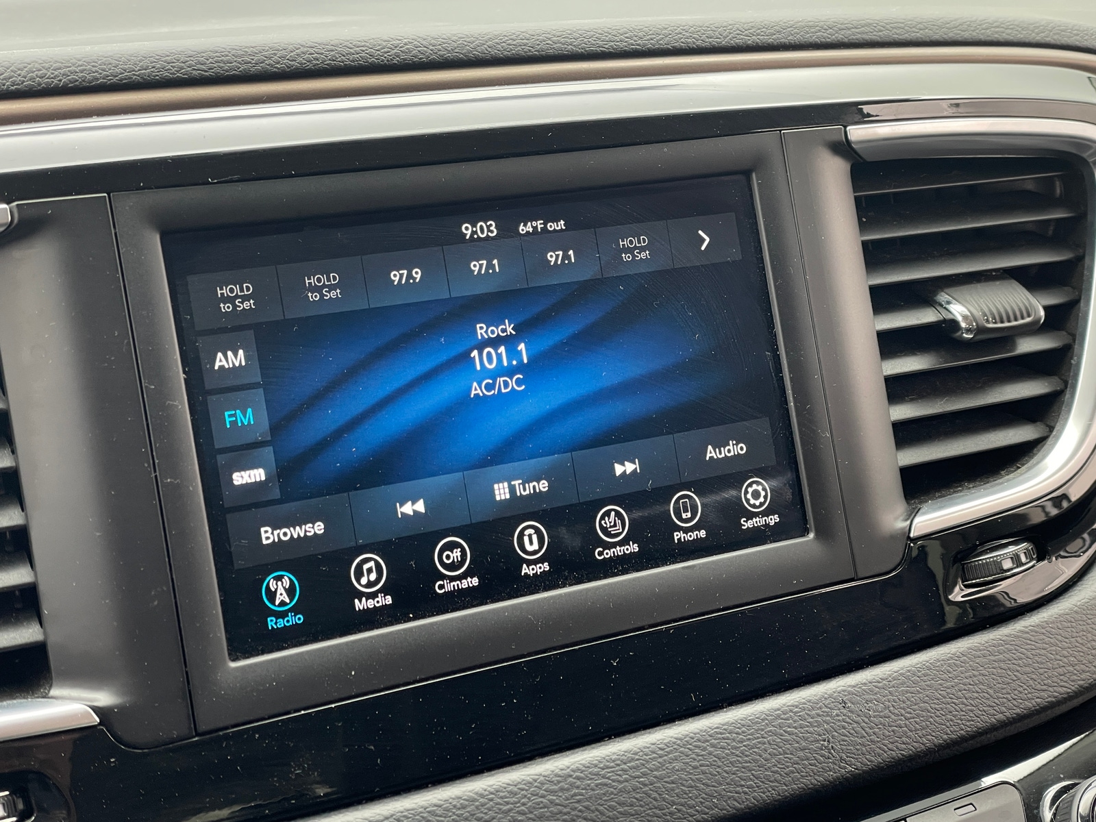 Thumbnail: 2018 Chrysler Pacifica - 3