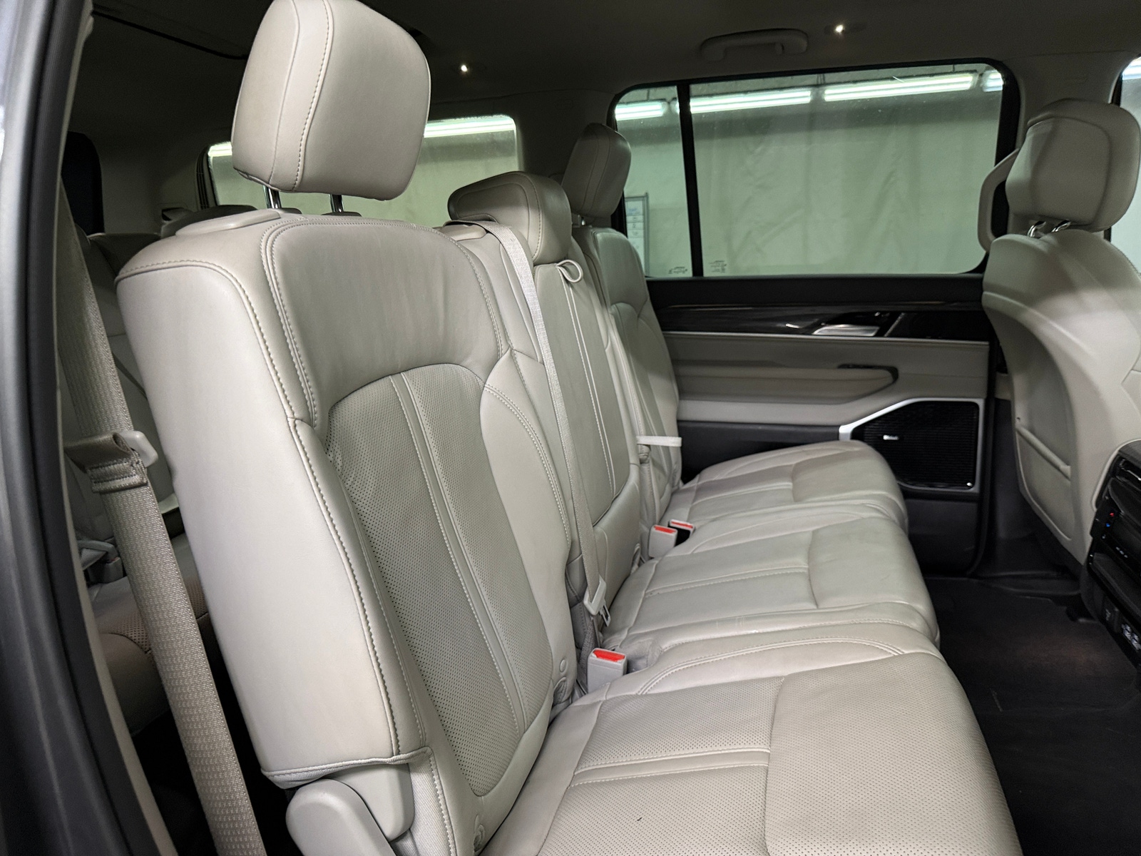 Thumbnail: 2022 Jeep Wagoneer - 5