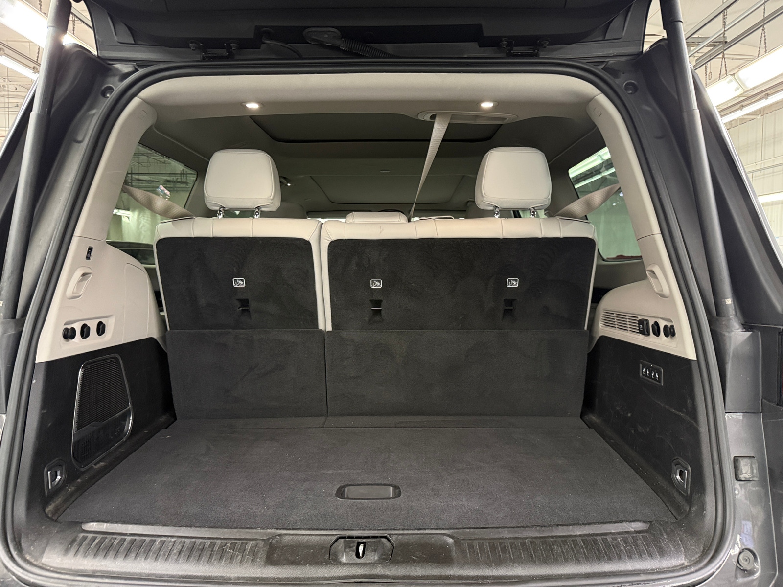 Thumbnail: 2022 Jeep Wagoneer - 6