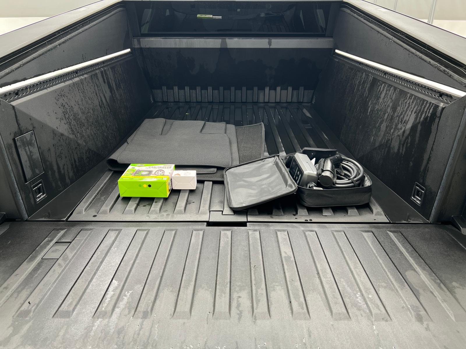 Thumbnail: 2025 Tesla Cybertruck - 6