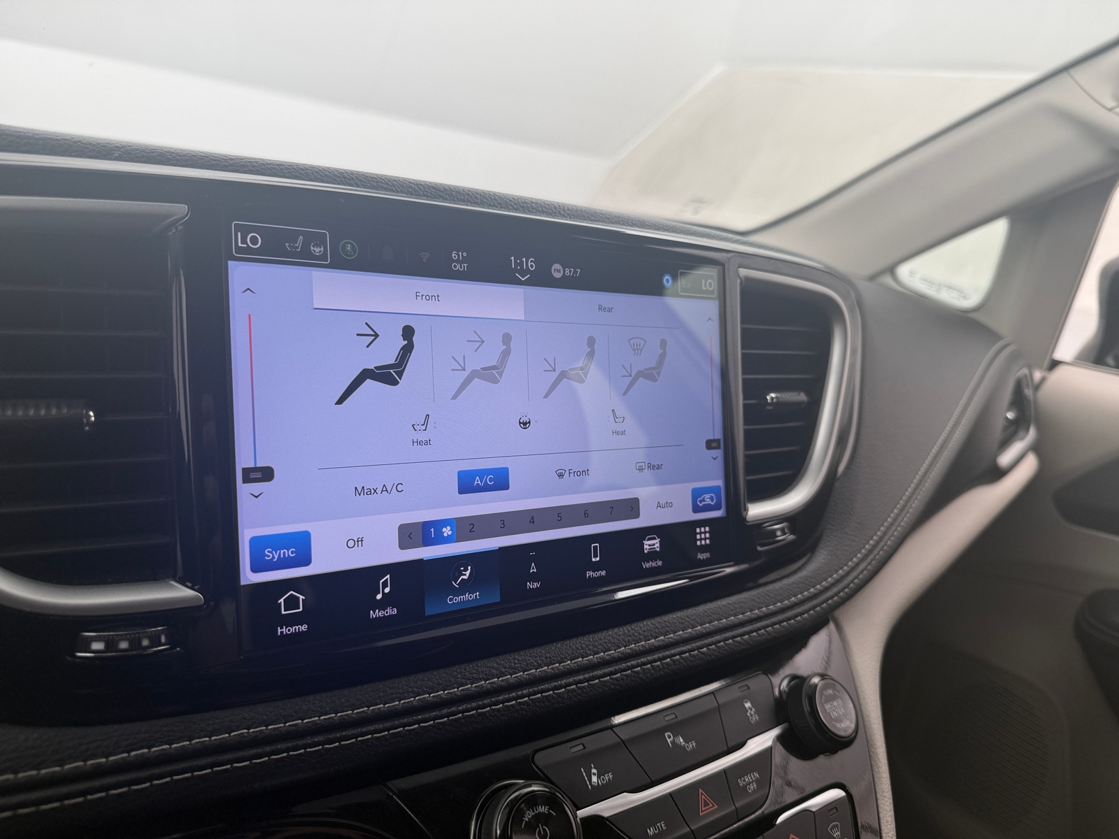 Thumbnail: 2024 Chrysler Pacifica - 3