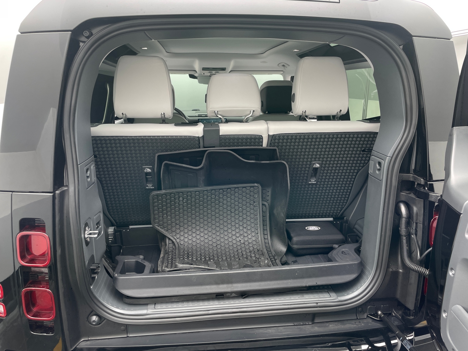 Thumbnail: 2025 Land Rover Defender - 6