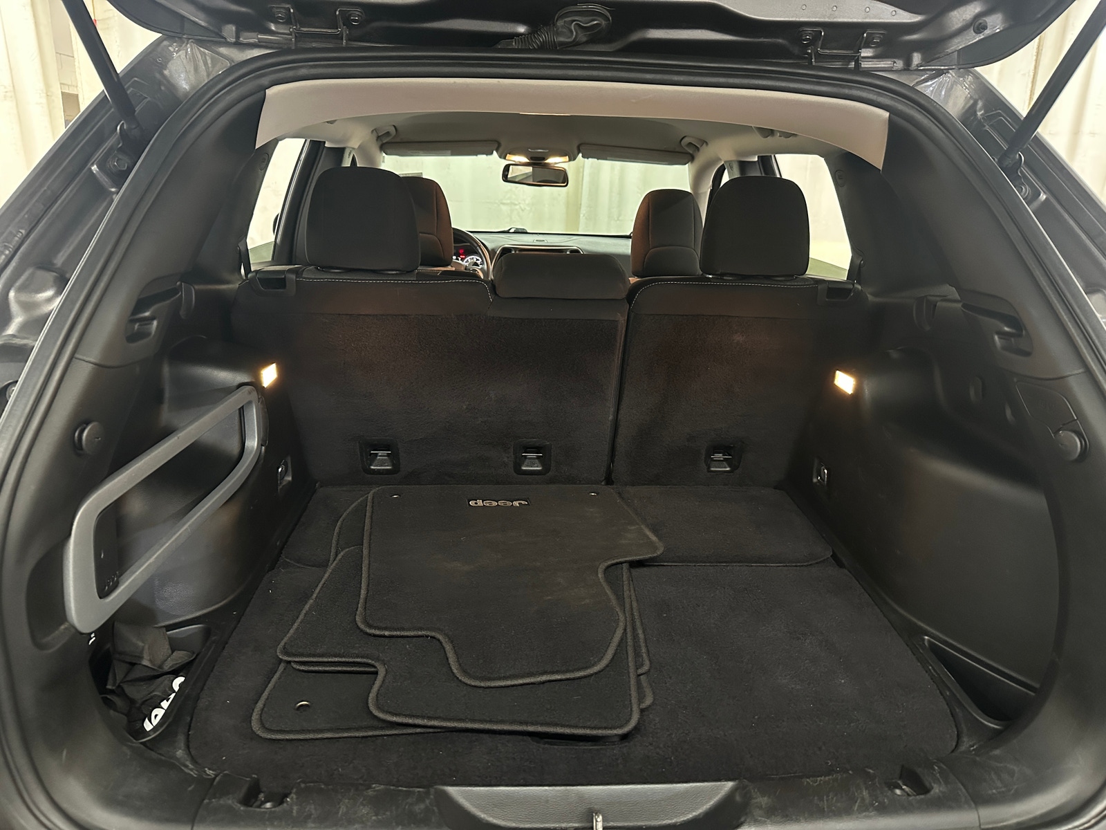 Thumbnail: 2018 Jeep Cherokee - 7