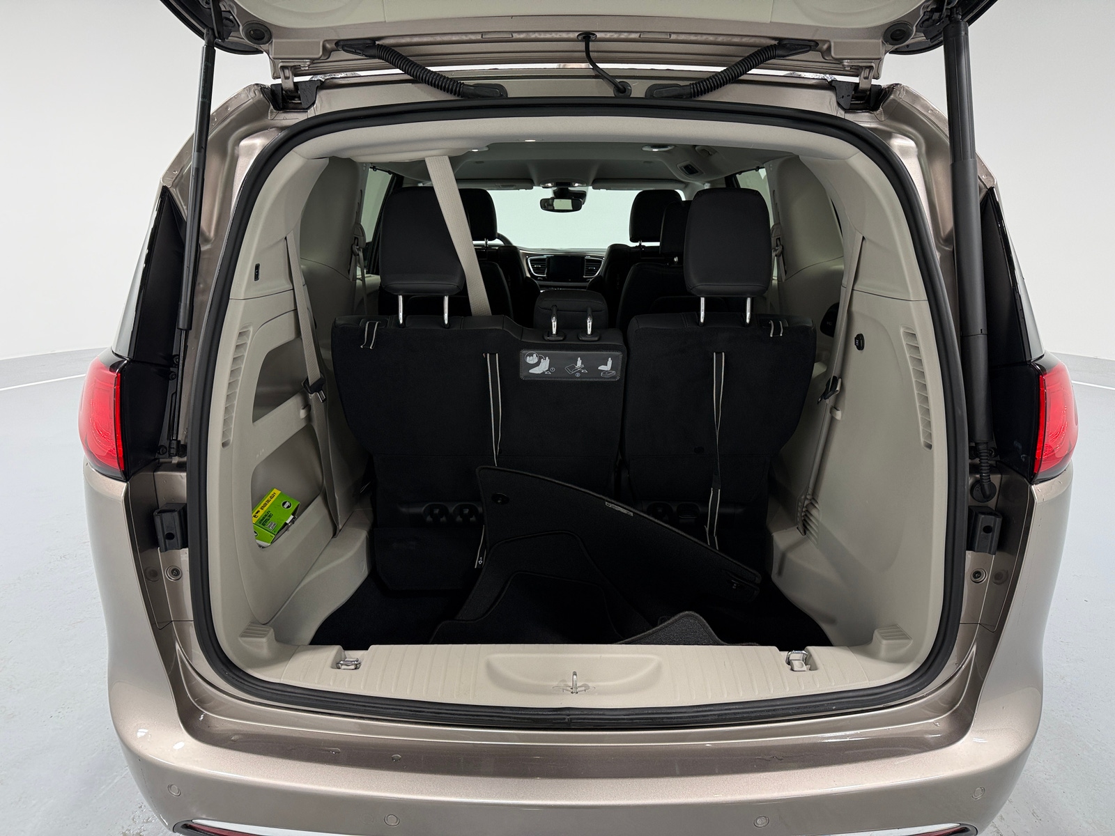 Thumbnail: 2017 Chrysler Pacifica - 6