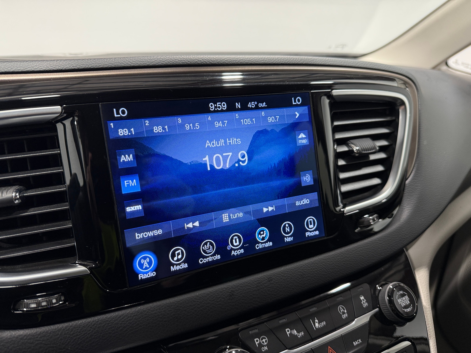 Thumbnail: 2017 Chrysler Pacifica - 3