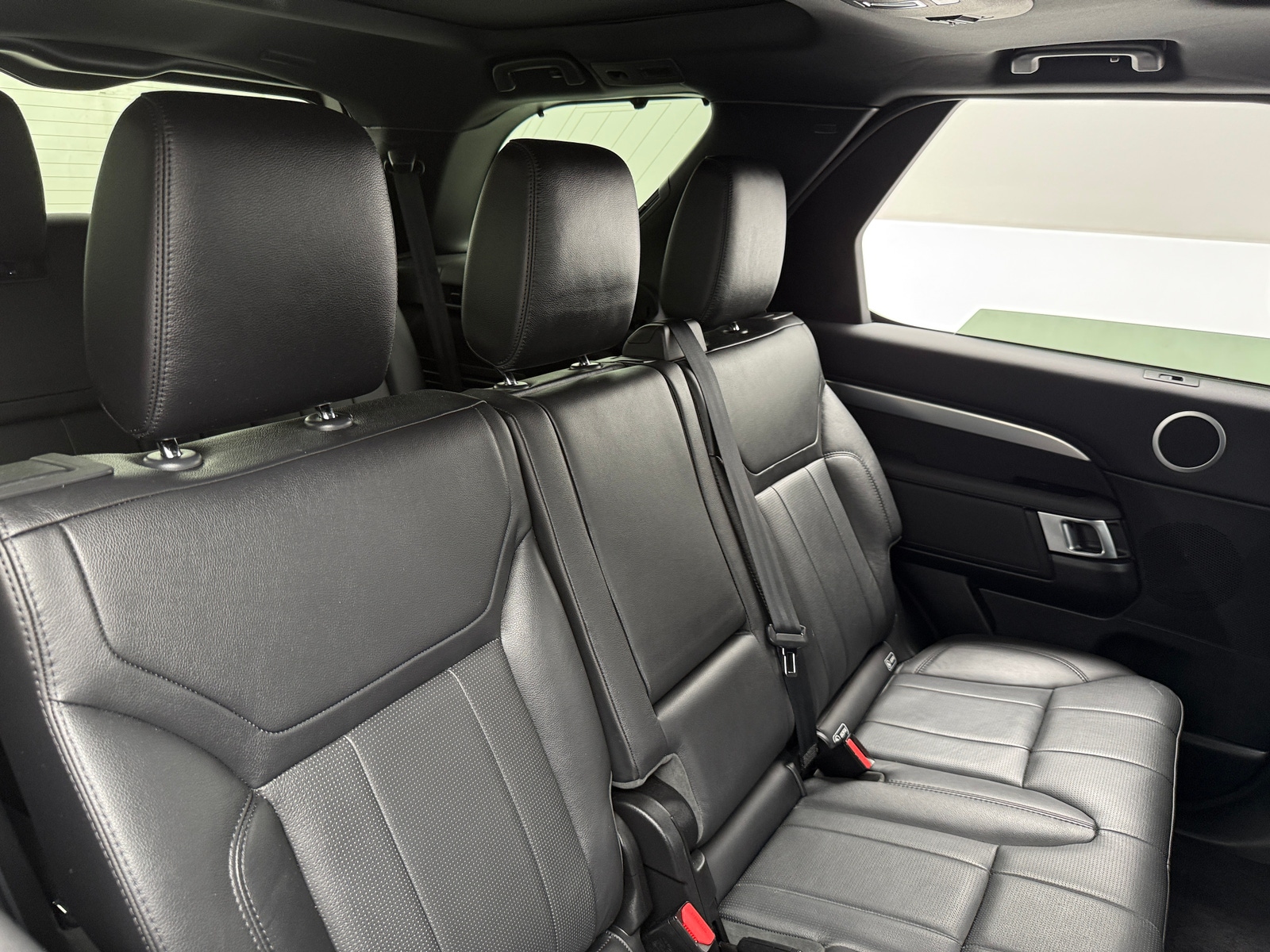 Thumbnail: 2020 Land Rover Discovery - 5