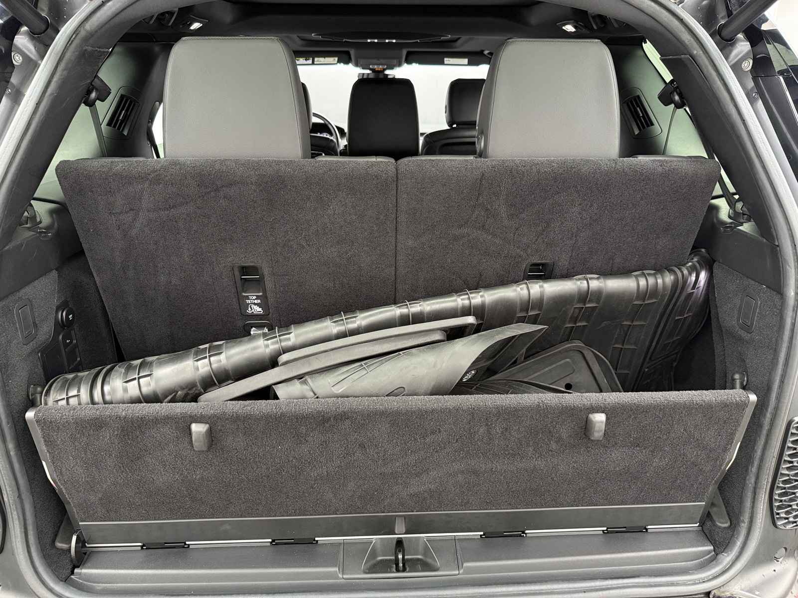 Thumbnail: 2020 Land Rover Discovery - 6