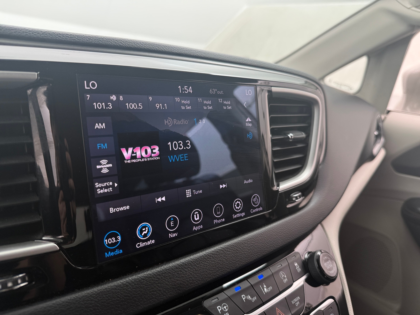 Thumbnail: 2020 Chrysler Pacifica - 3