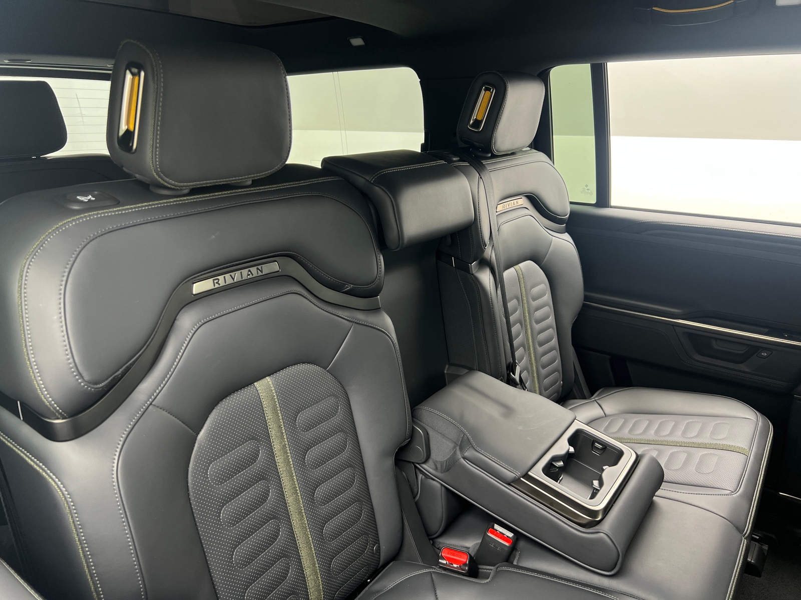 Thumbnail: 2026 Rivian R1S - 5