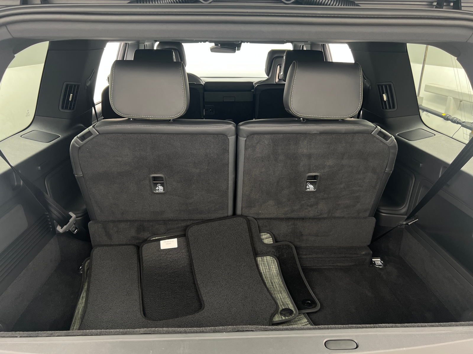 Thumbnail: 2026 Rivian R1S - 6