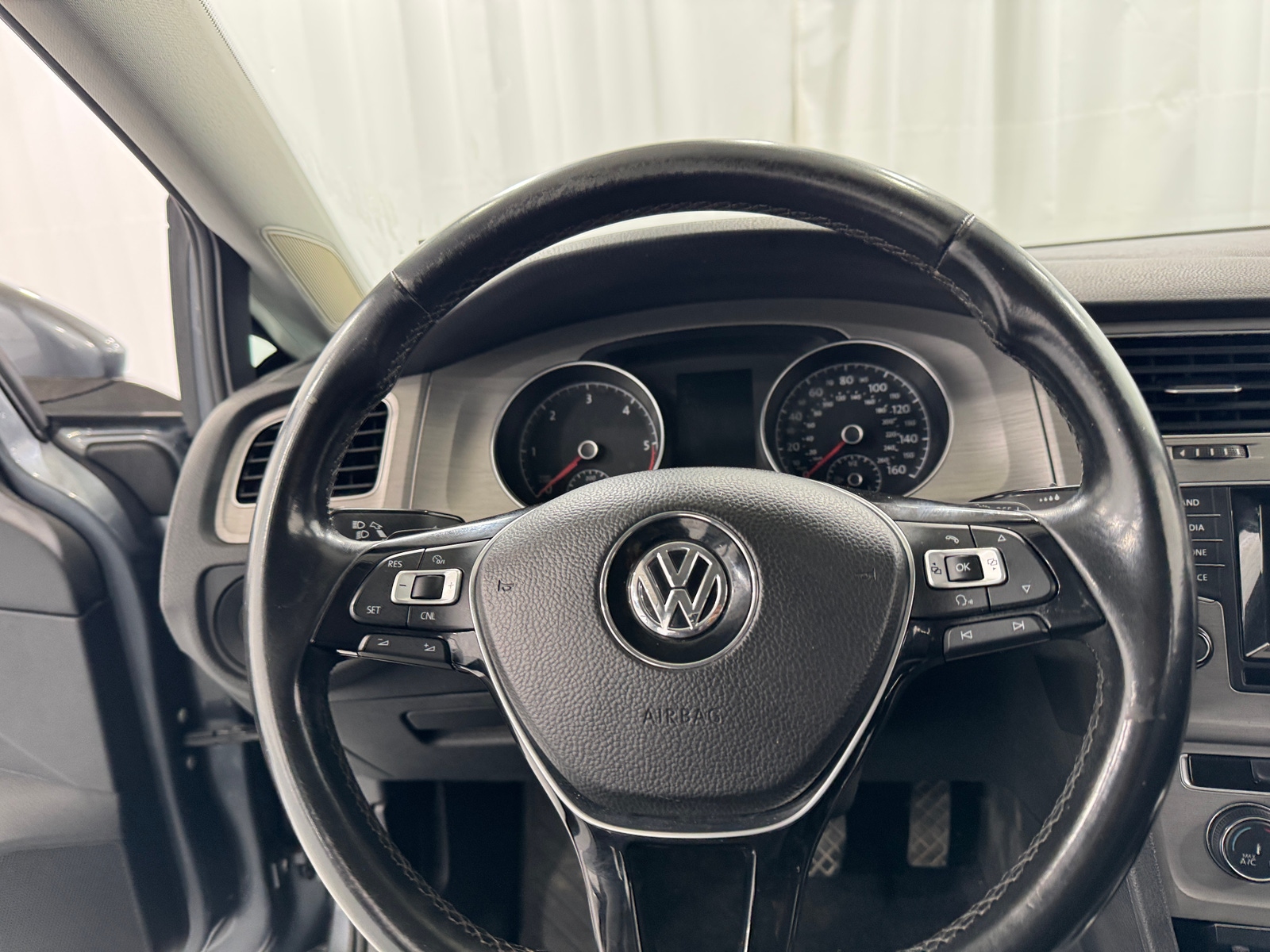 Thumbnail: 2015 Volkswagen e-Golf - 4