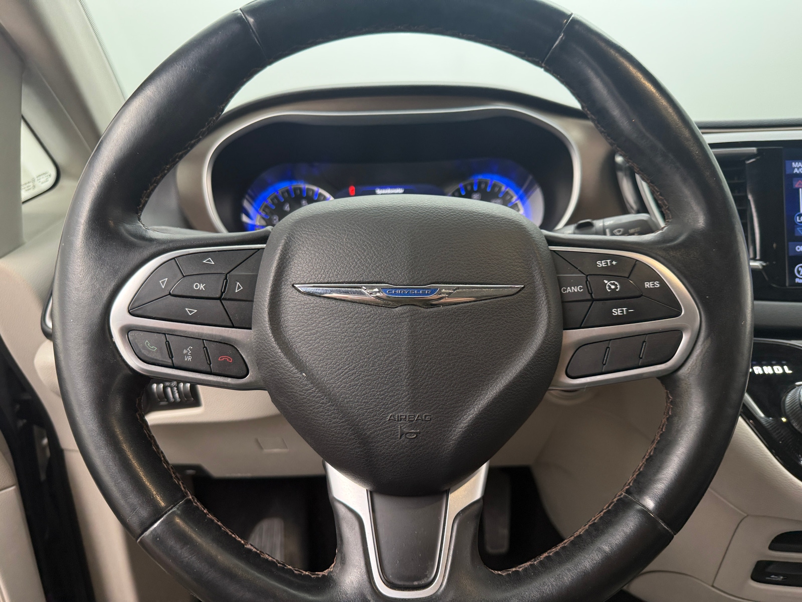 Thumbnail: 2017 Chrysler Pacifica - 4