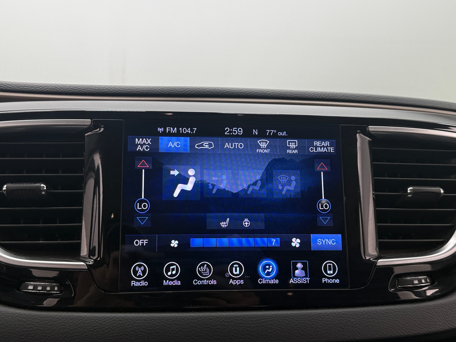 Thumbnail: 2017 Chrysler Pacifica - 3