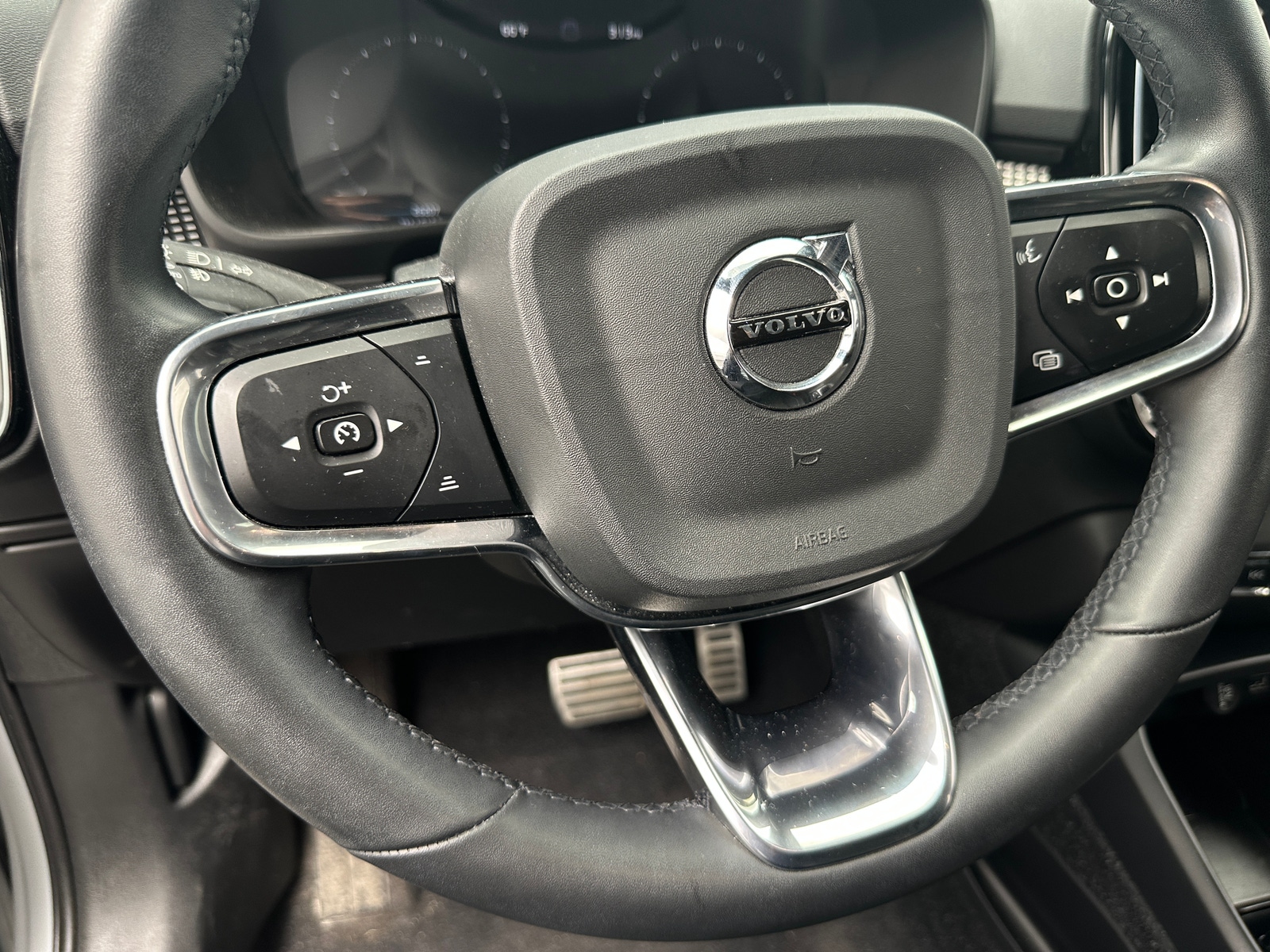 Thumbnail: 2022 Volvo XC40 - 4