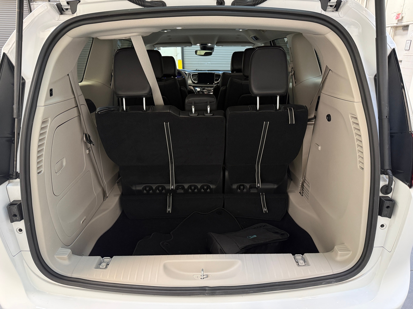 Thumbnail: 2024 Chrysler Pacifica - 6