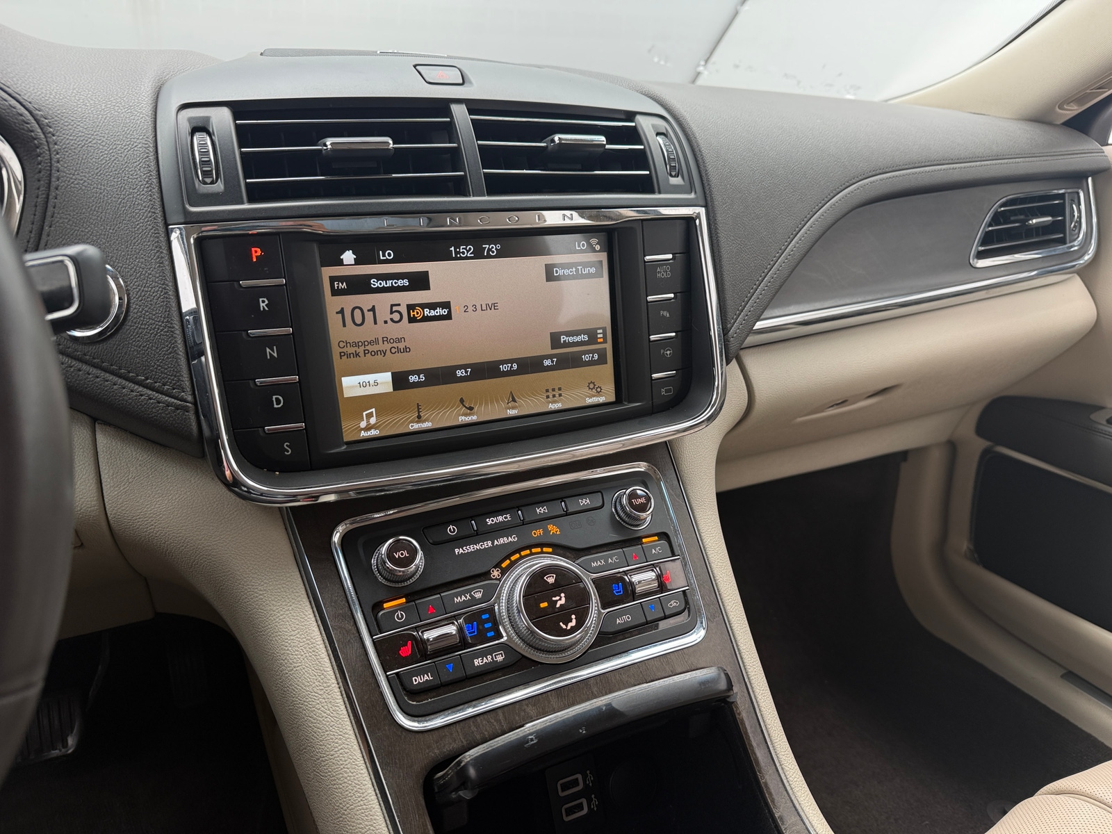 Thumbnail: 2017 Lincoln Continental - 3