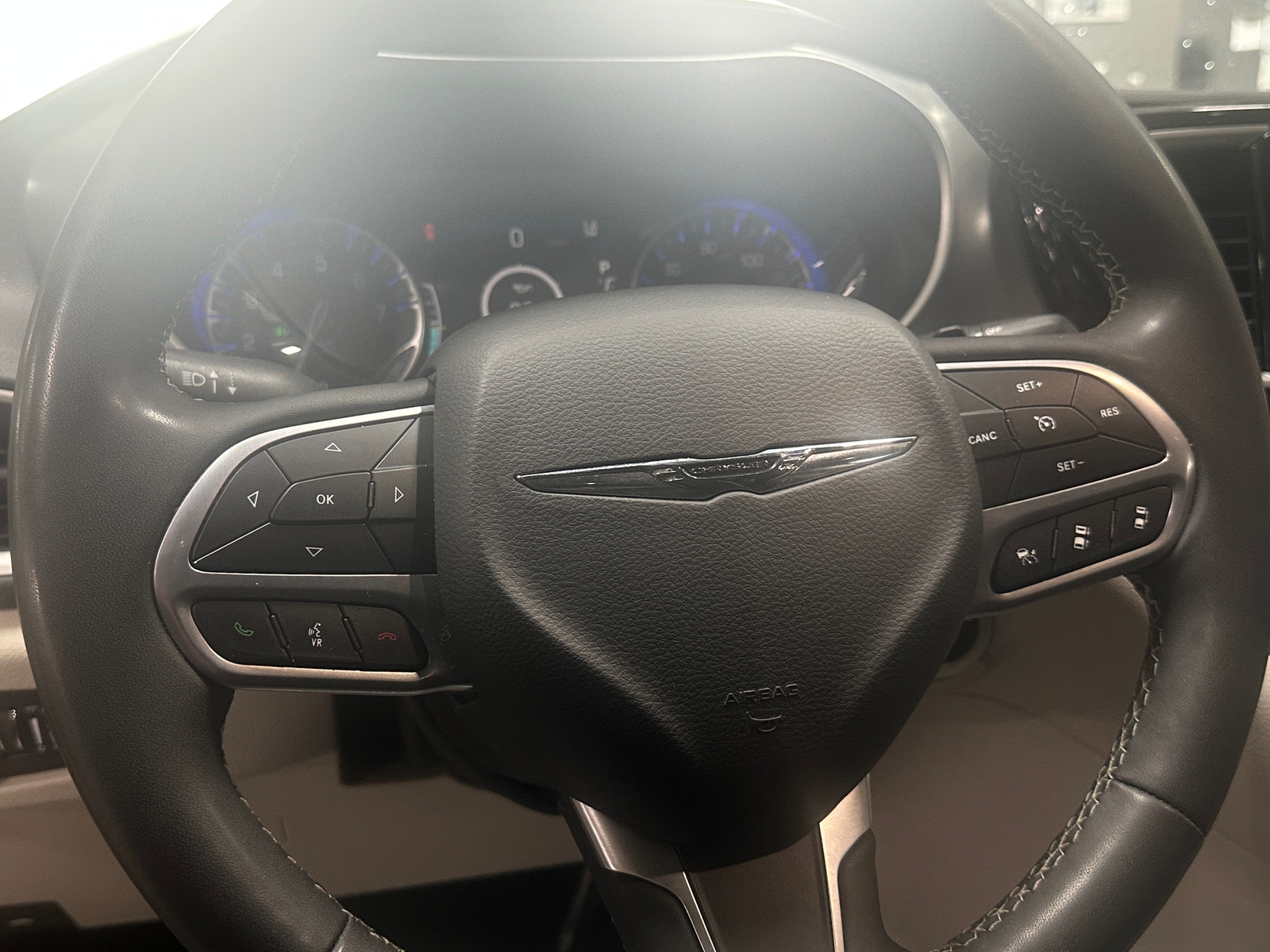 Thumbnail: 2023 Chrysler Pacifica - 4