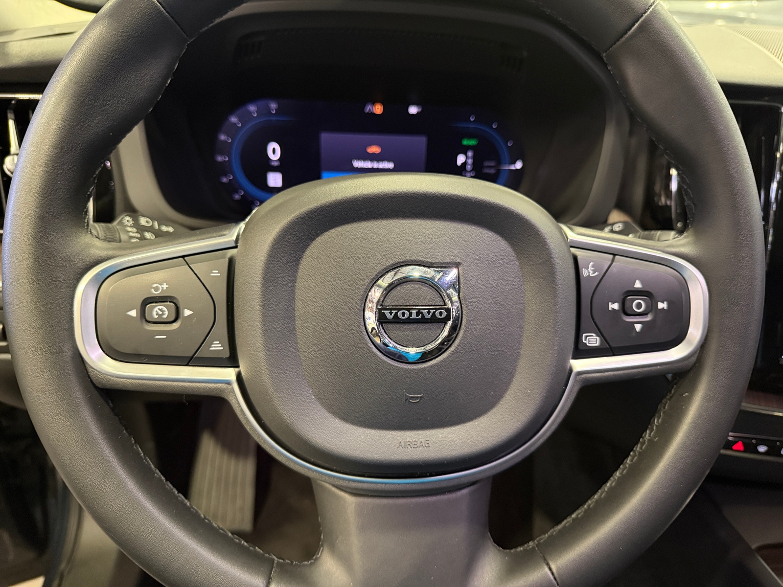 Thumbnail: 2022 Volvo XC60 - 5