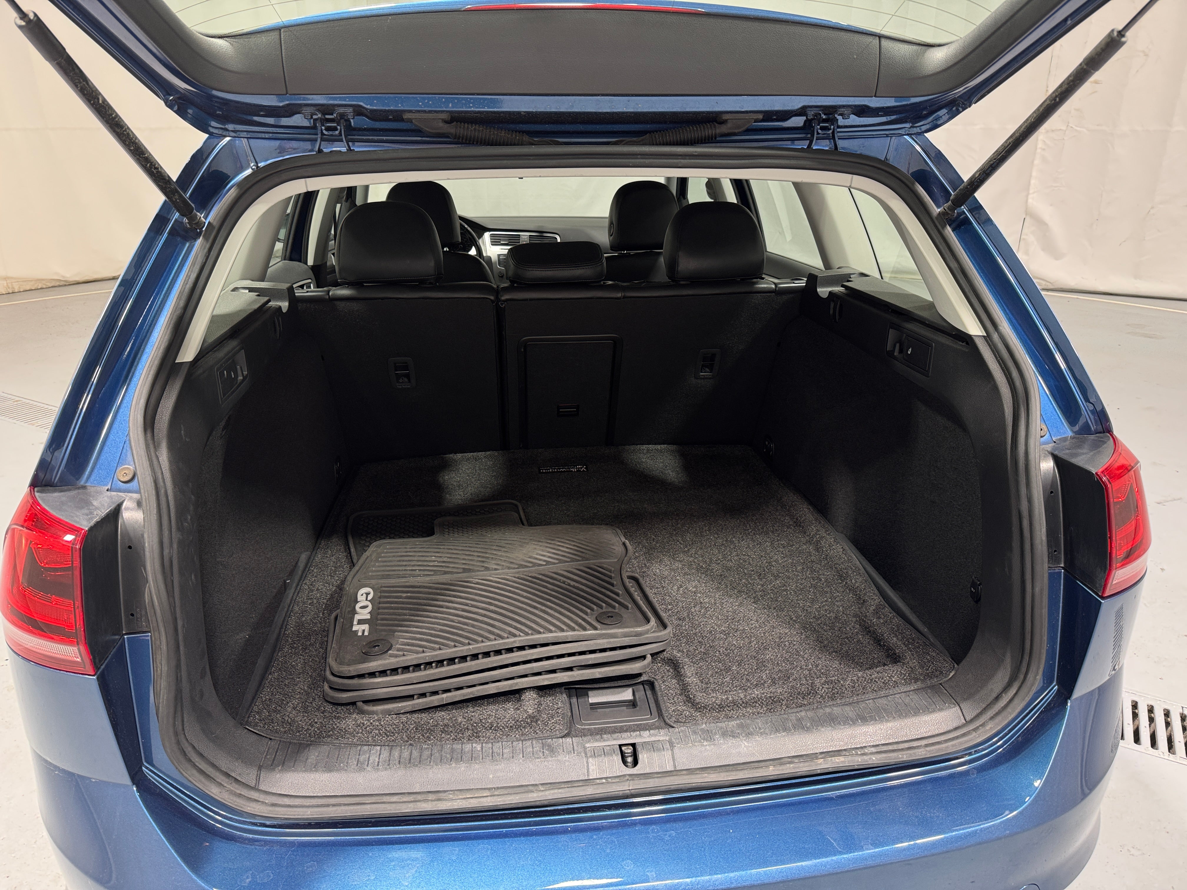 2017 Volkswagen Golf SportWagen - Image 1