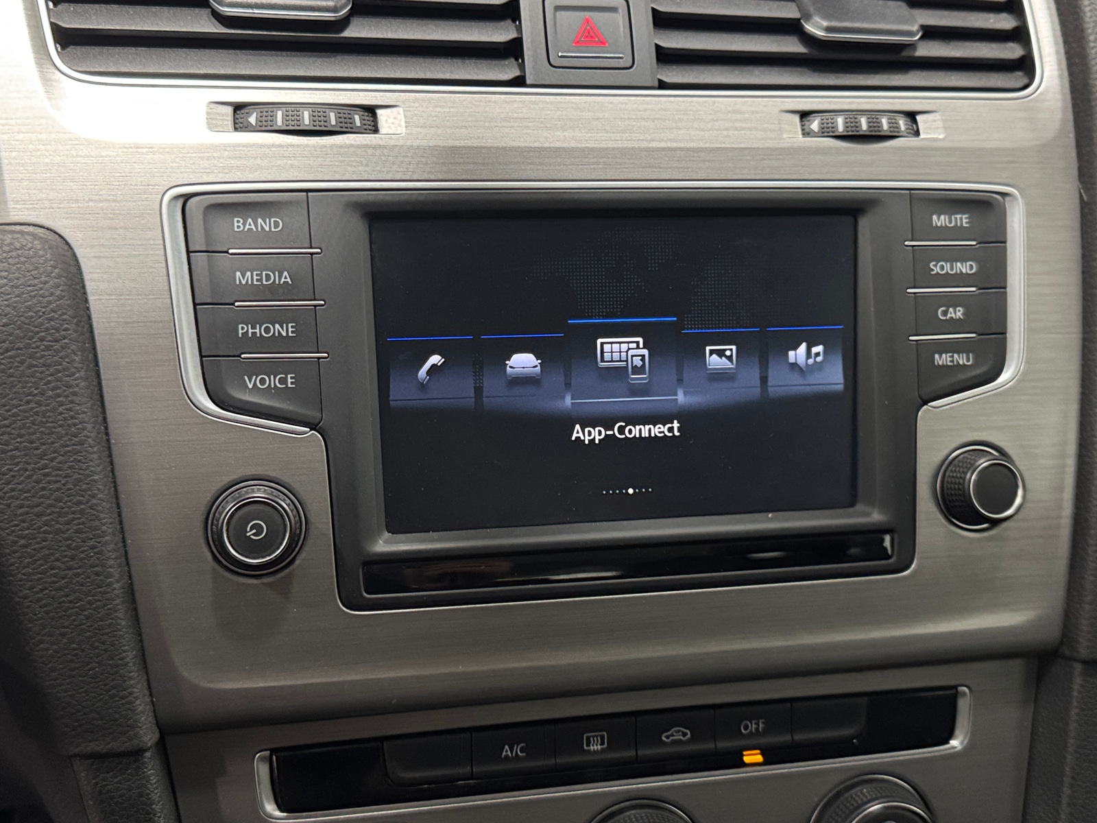 Thumbnail: 2017 Volkswagen e-Golf - 4