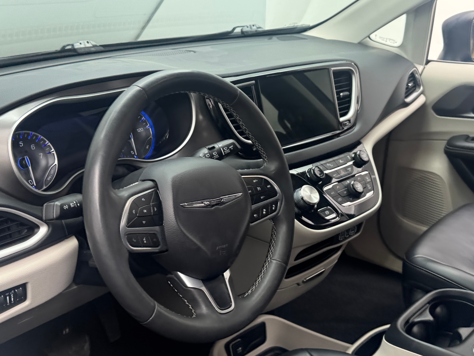 Thumbnail: 2023 Chrysler Pacifica - 4