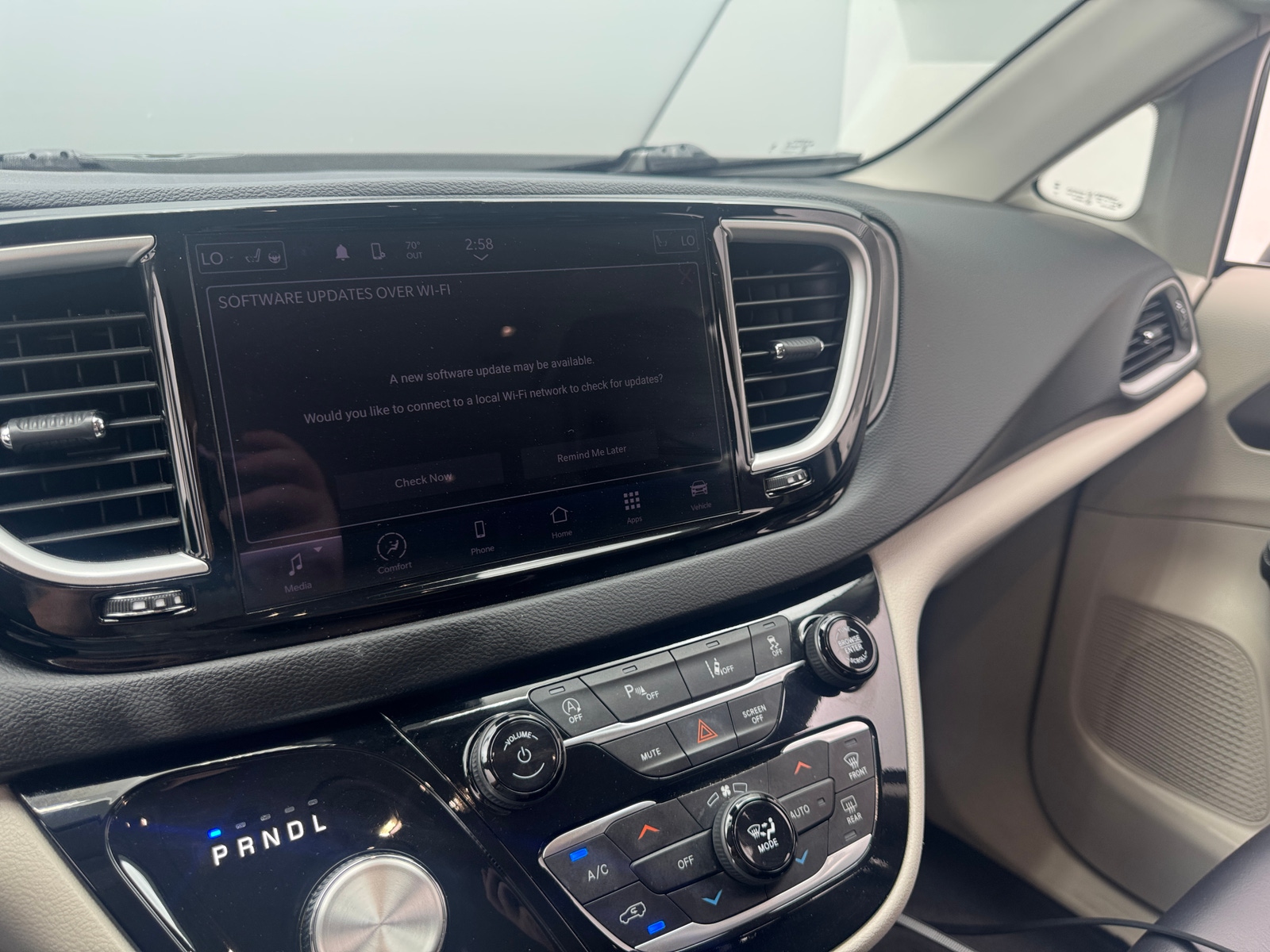 Thumbnail: 2023 Chrysler Pacifica - 3