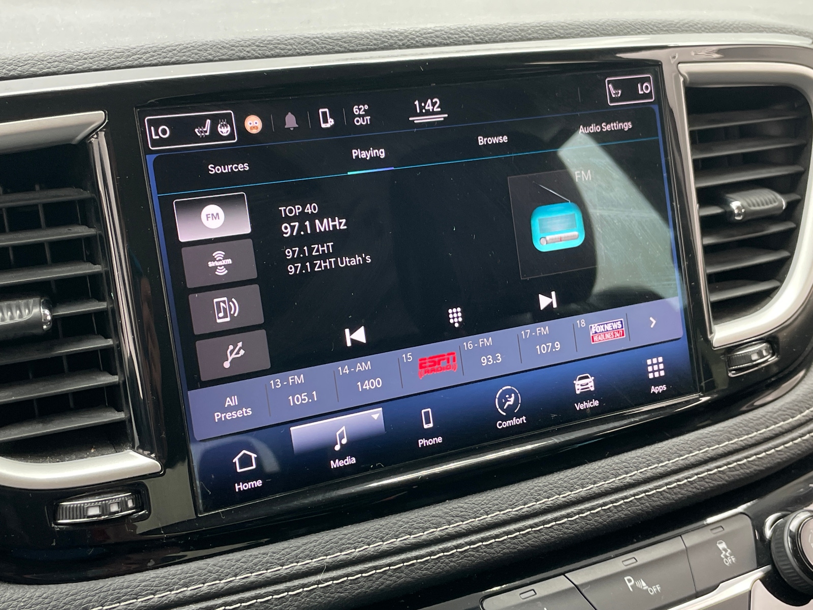 Thumbnail: 2022 Chrysler Pacifica - 3