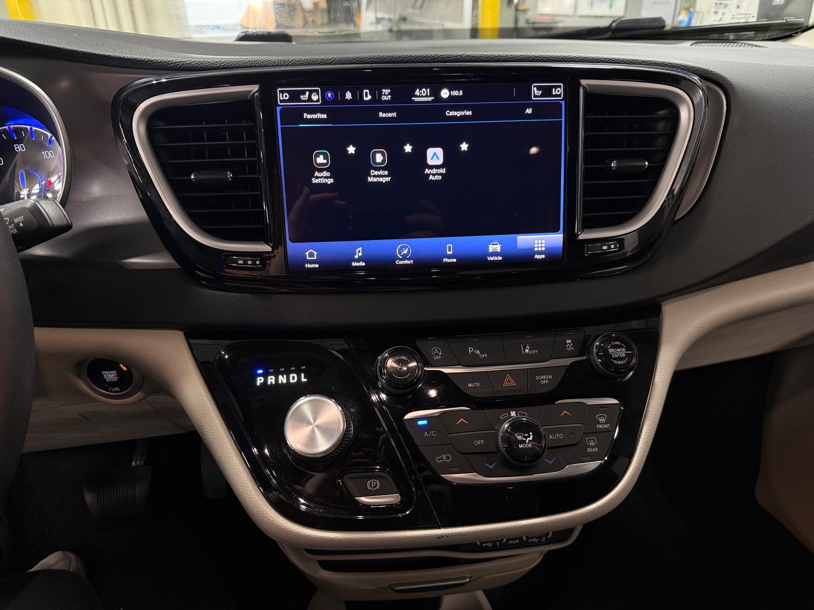 Thumbnail: 2022 Chrysler Pacifica - 3