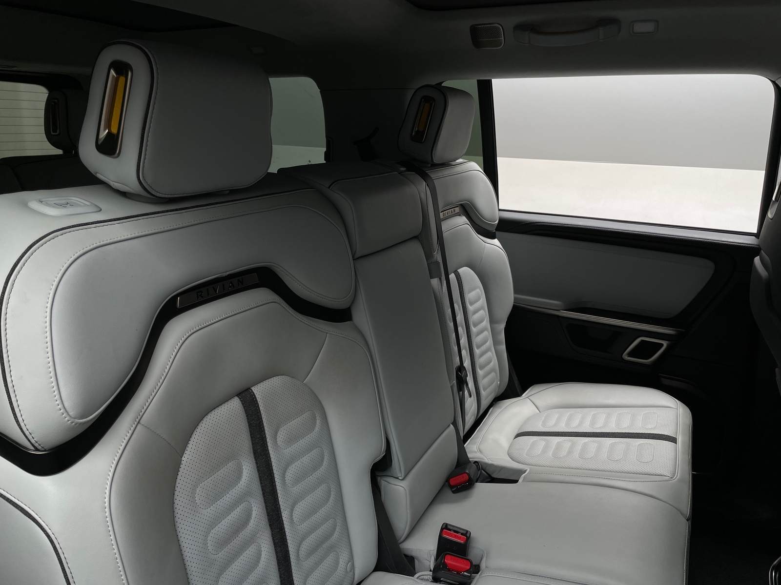 Thumbnail: 2024 Rivian R1S - 5