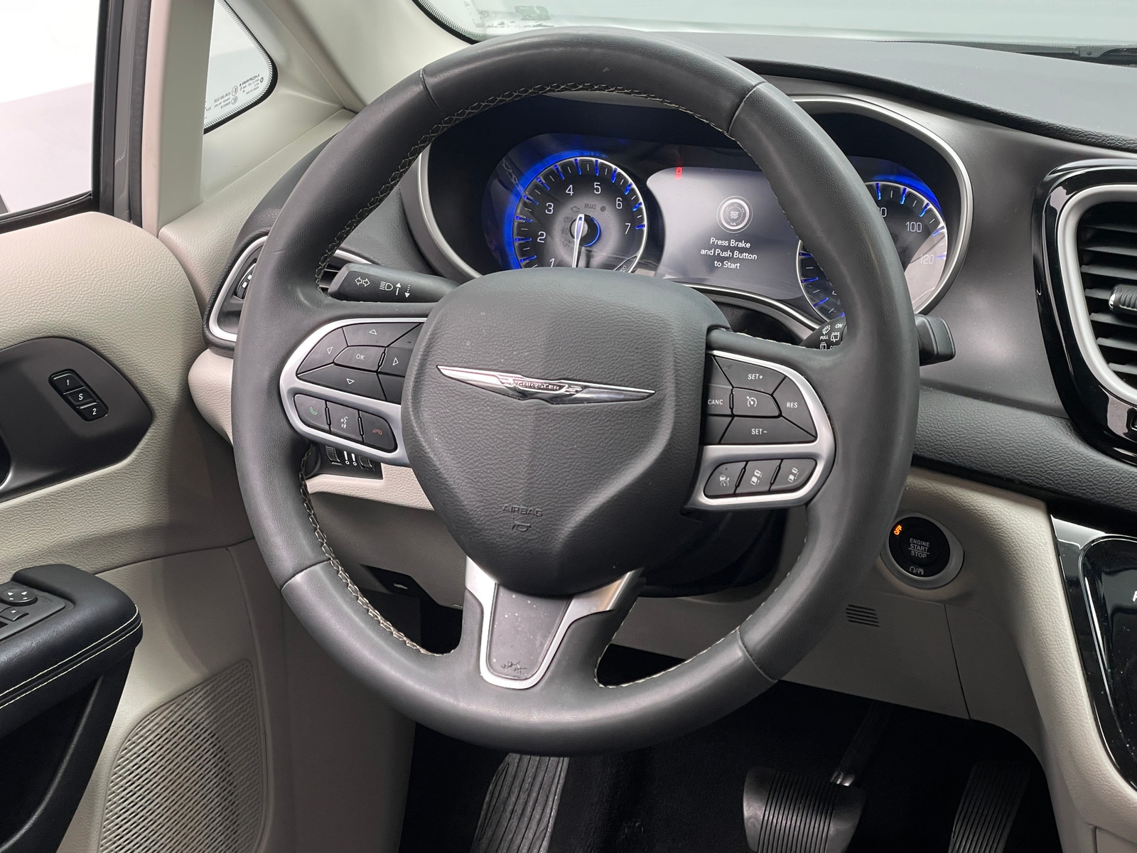 Thumbnail: 2022 Chrysler Pacifica - 4