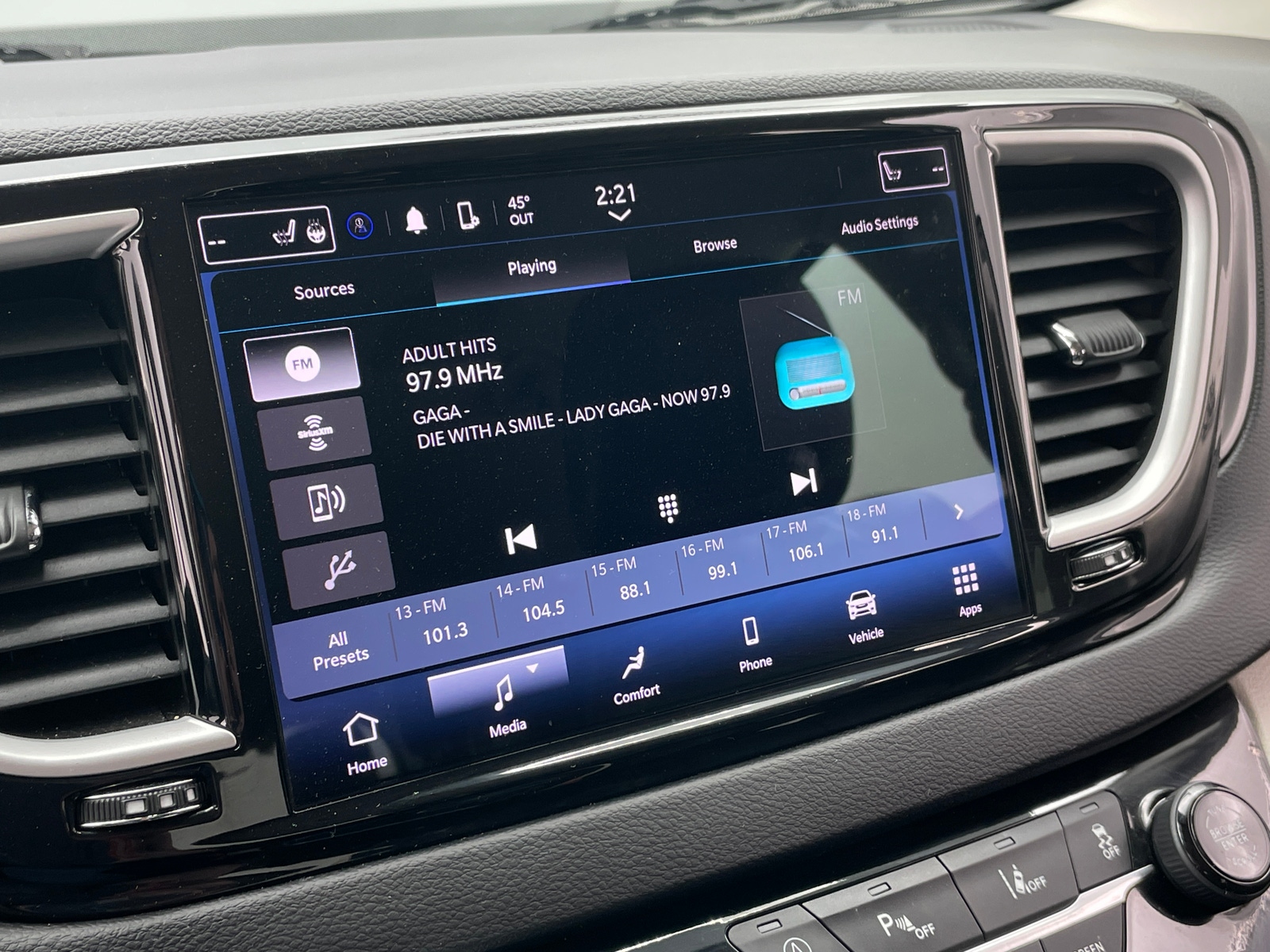 Thumbnail: 2022 Chrysler Pacifica - 3