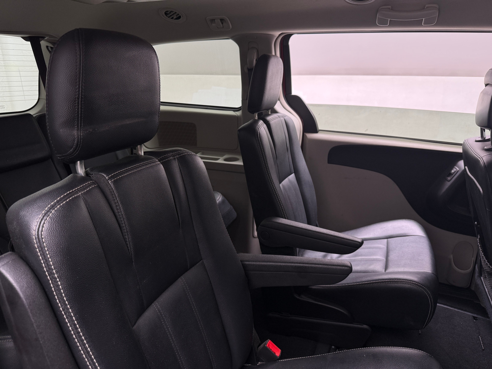 Thumbnail: 2016 Chrysler Town & Country - 5