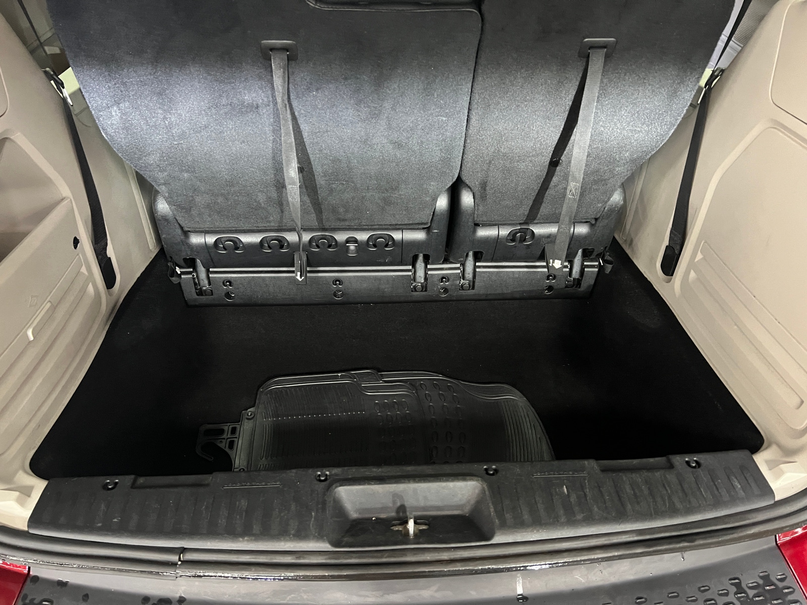 Thumbnail: 2016 Chrysler Town & Country - 6