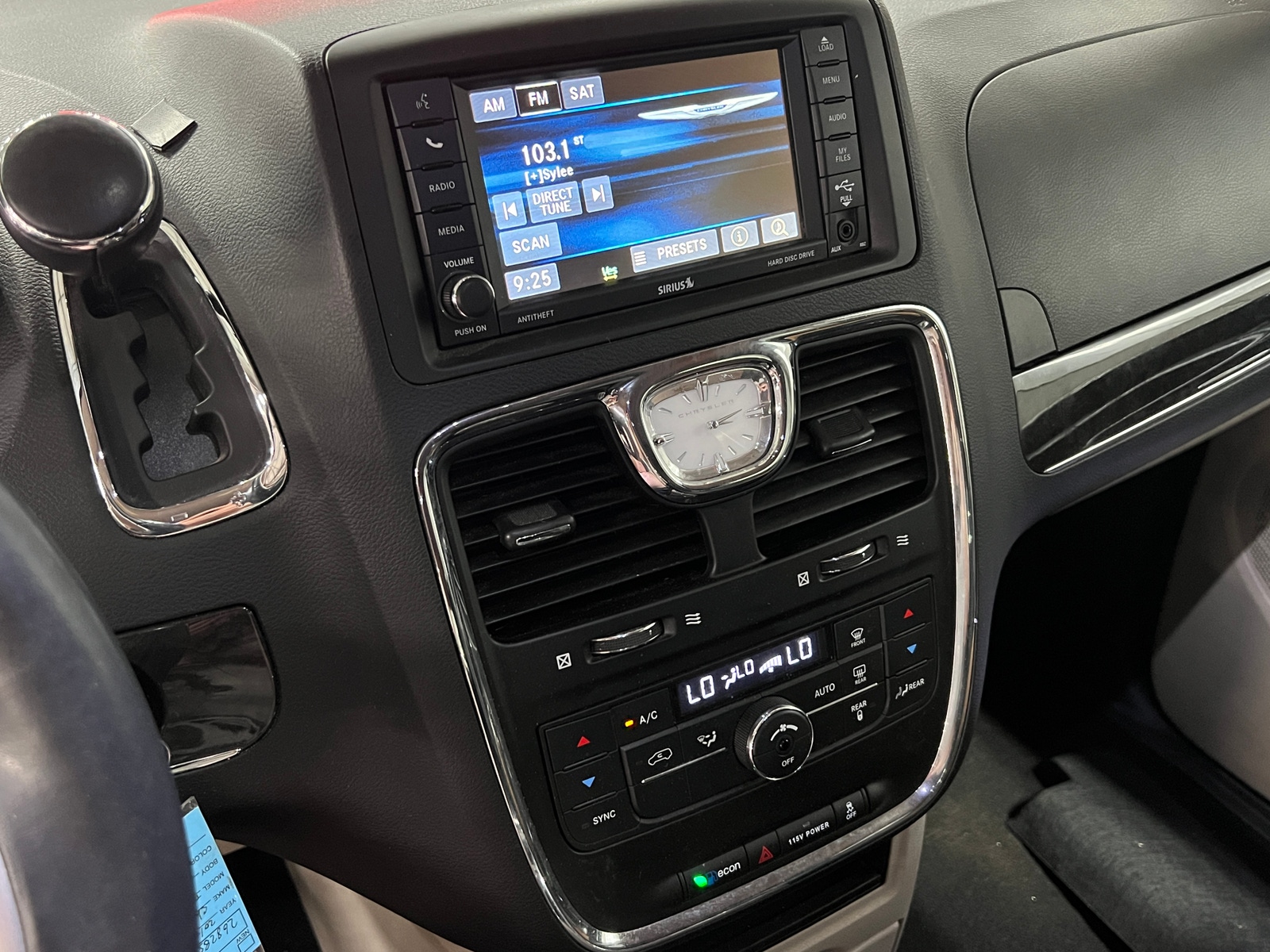 Thumbnail: 2016 Chrysler Town & Country - 3