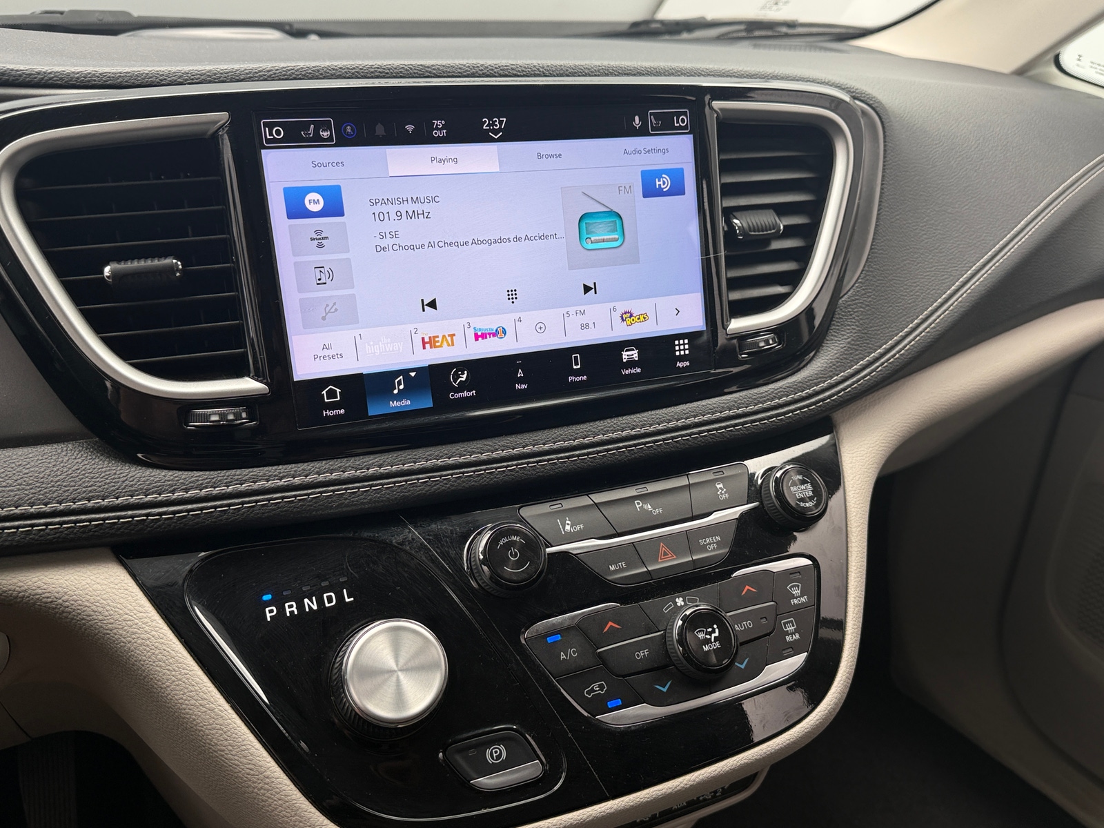 Thumbnail: 2024 Chrysler Pacifica - 3