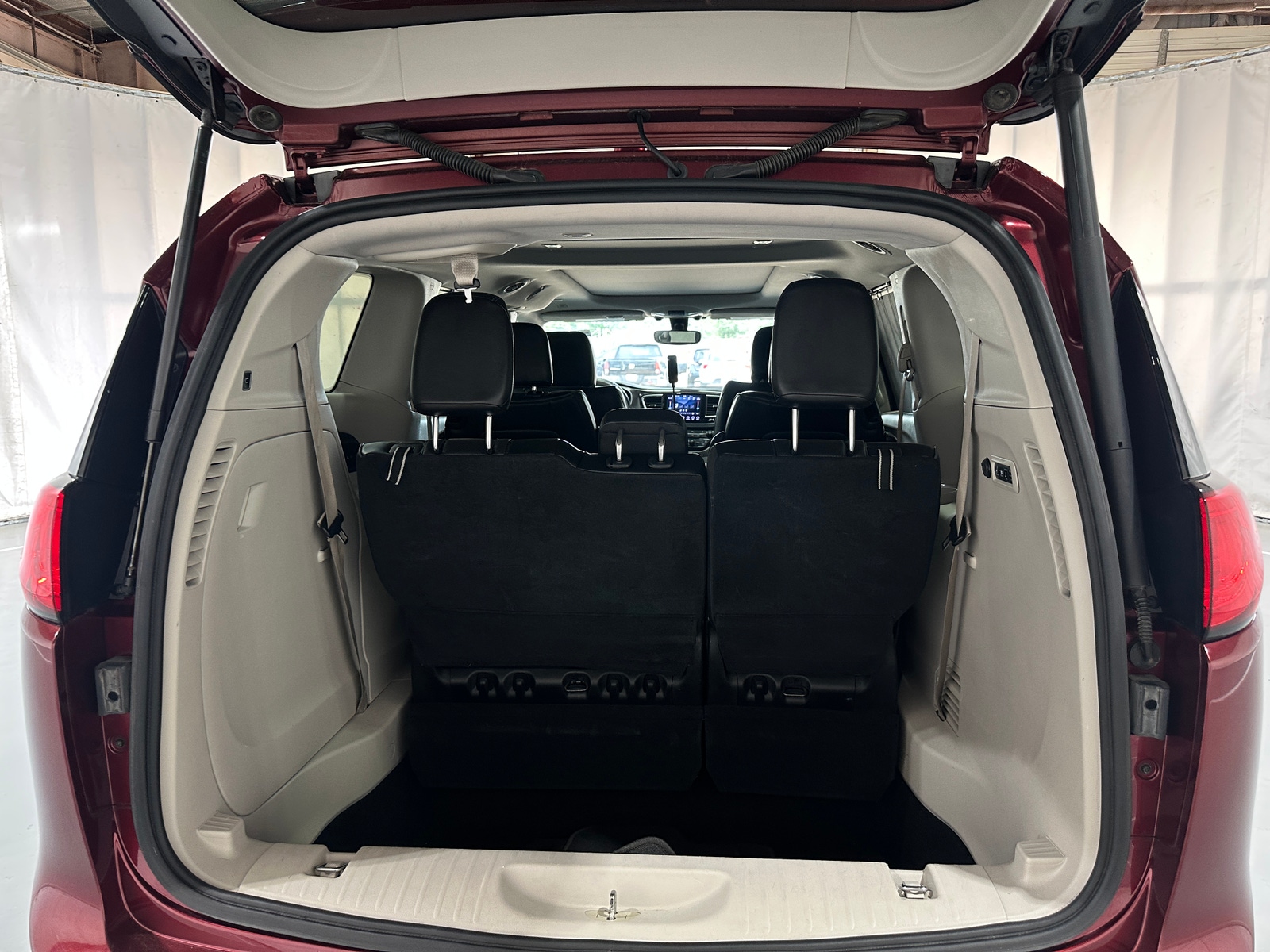 Thumbnail: 2018 Chrysler Pacifica - 6