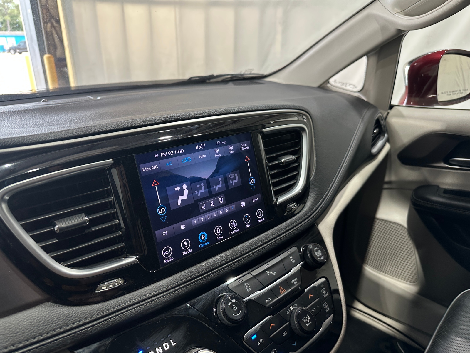 Thumbnail: 2018 Chrysler Pacifica - 3