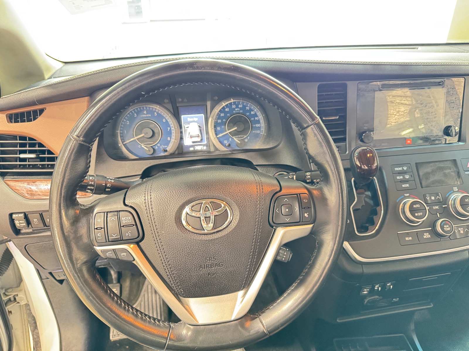 Thumbnail: 2017 Toyota Sienna - 4