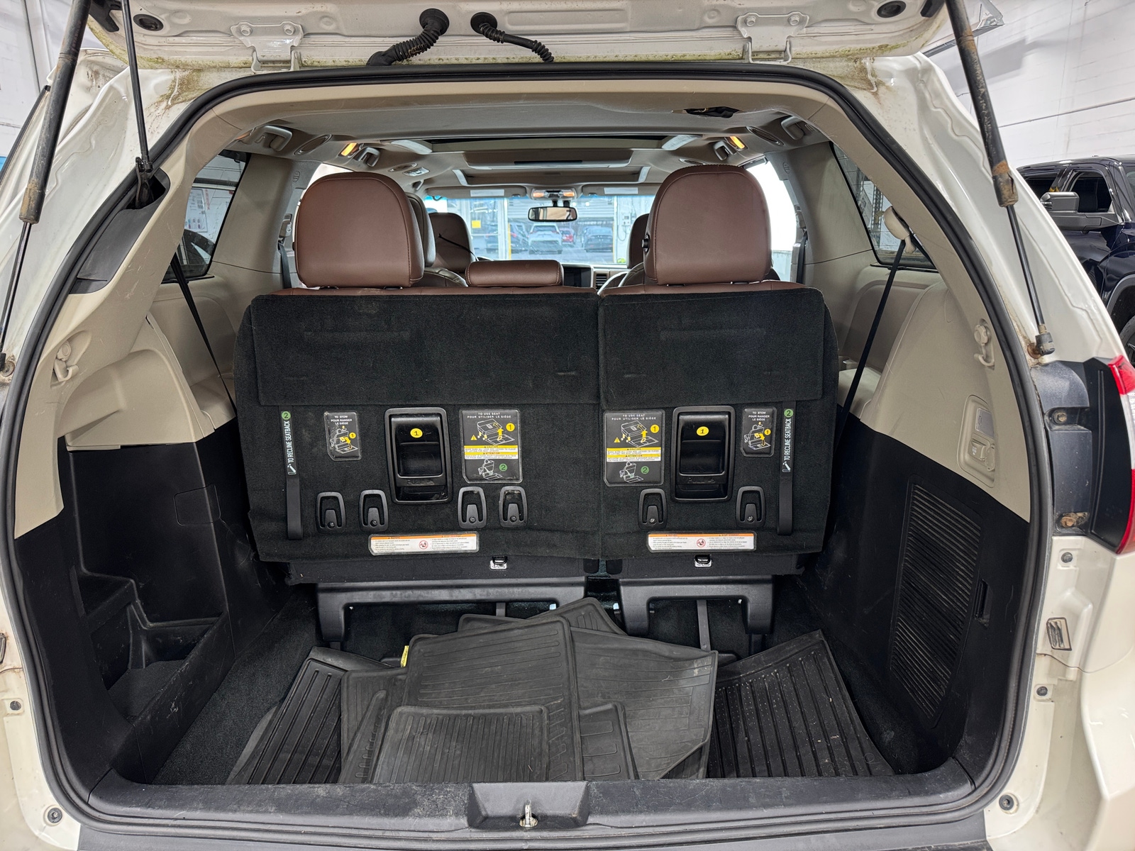 Thumbnail: 2017 Toyota Sienna - 6