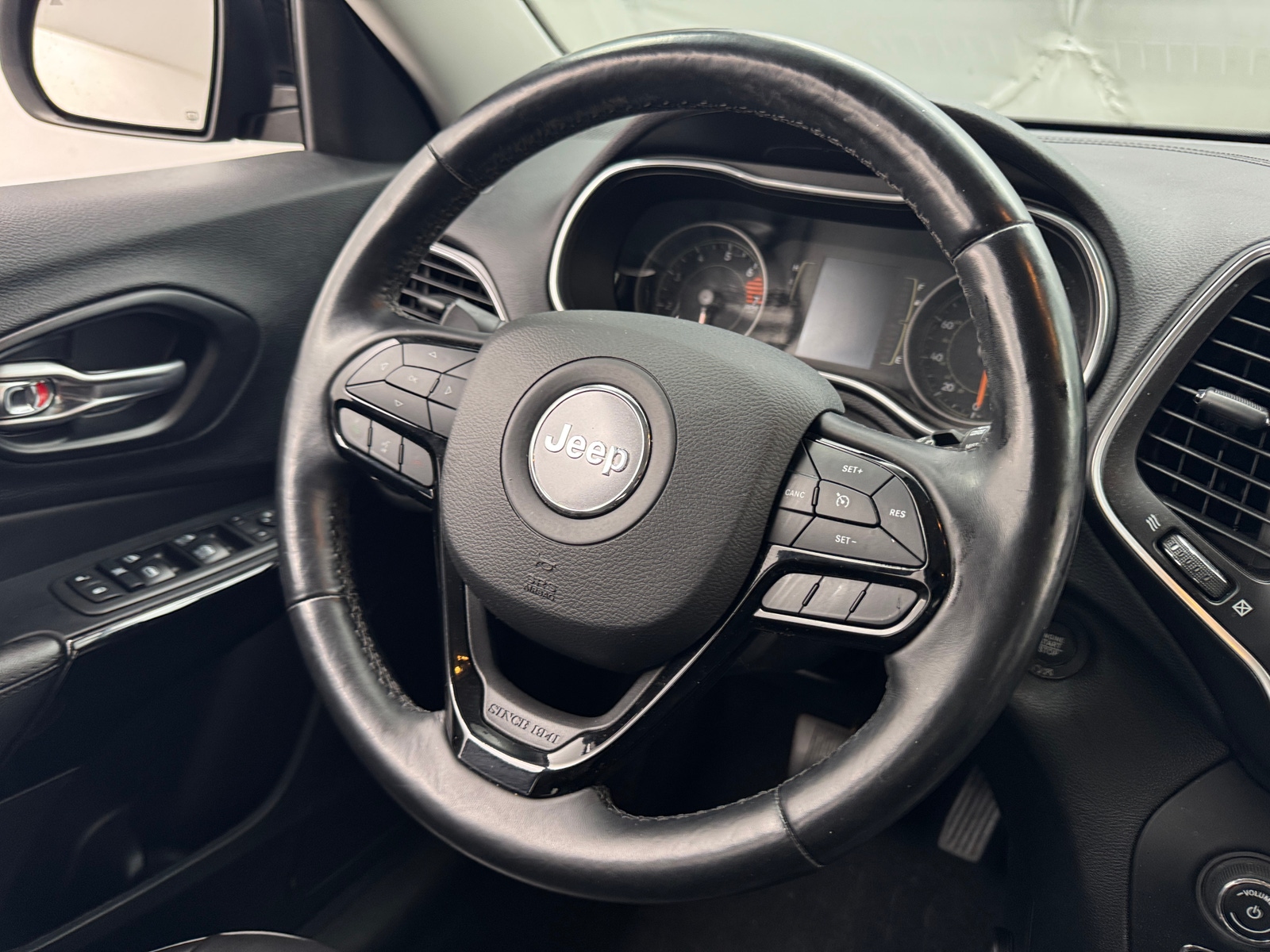 Thumbnail: 2021 Jeep Cherokee - 5