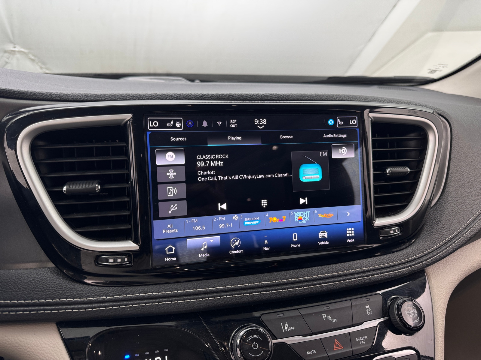 Thumbnail: 2024 Chrysler Pacifica - 3