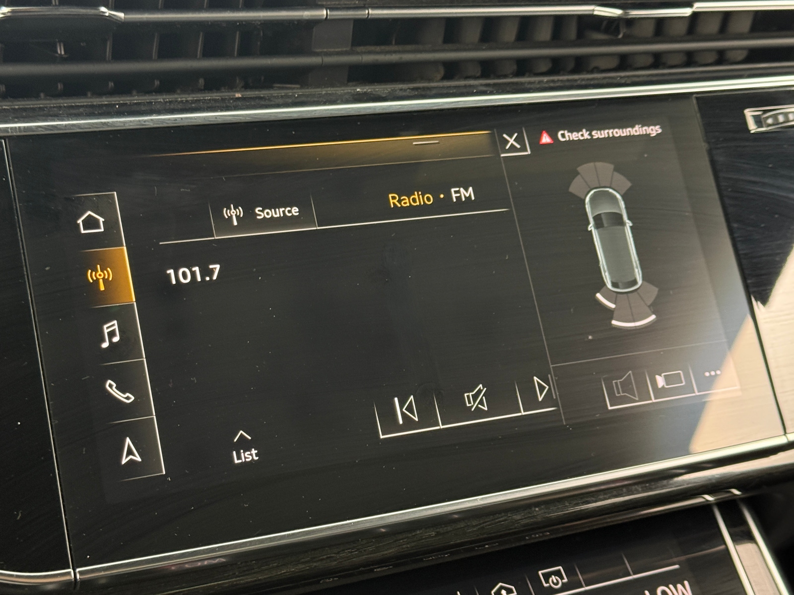 Thumbnail: 2020 Audi Q8 - 3