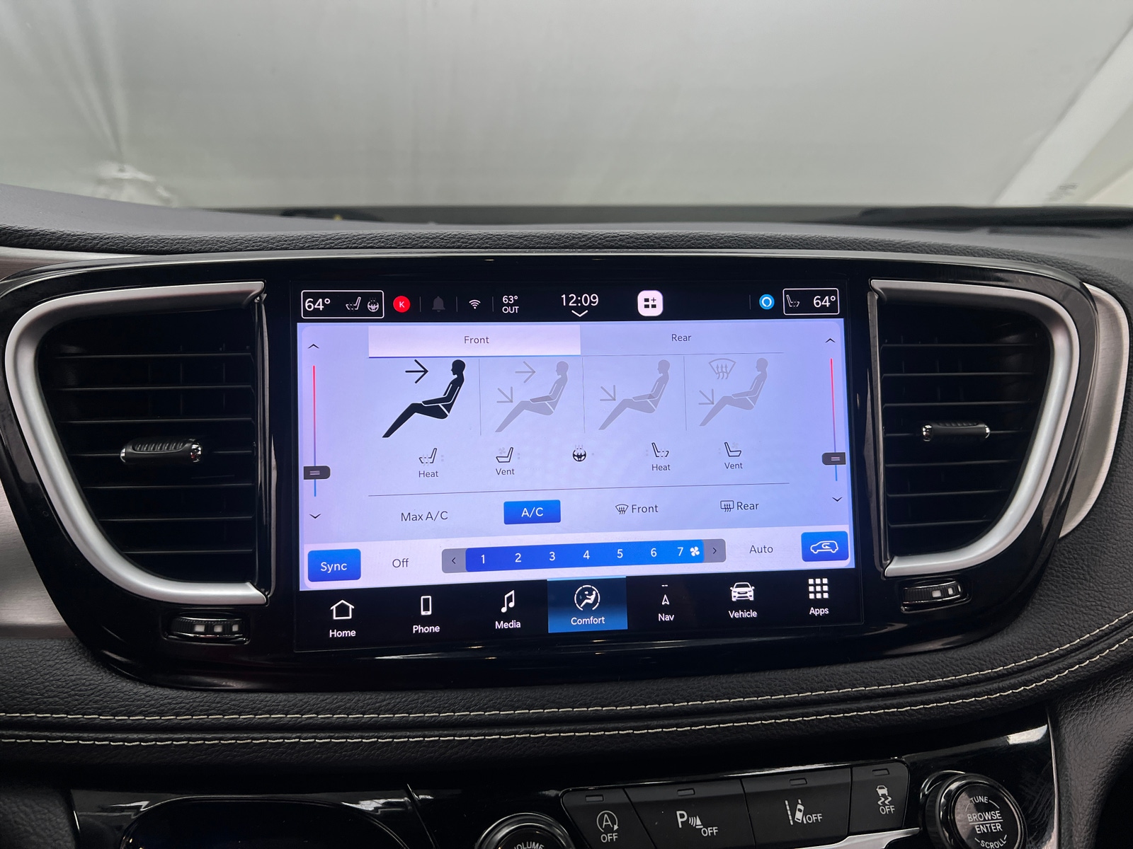 Thumbnail: 2021 Chrysler Pacifica - 3