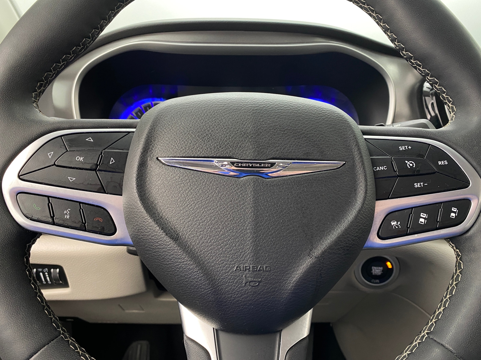 Thumbnail: 2023 Chrysler Pacifica - 4