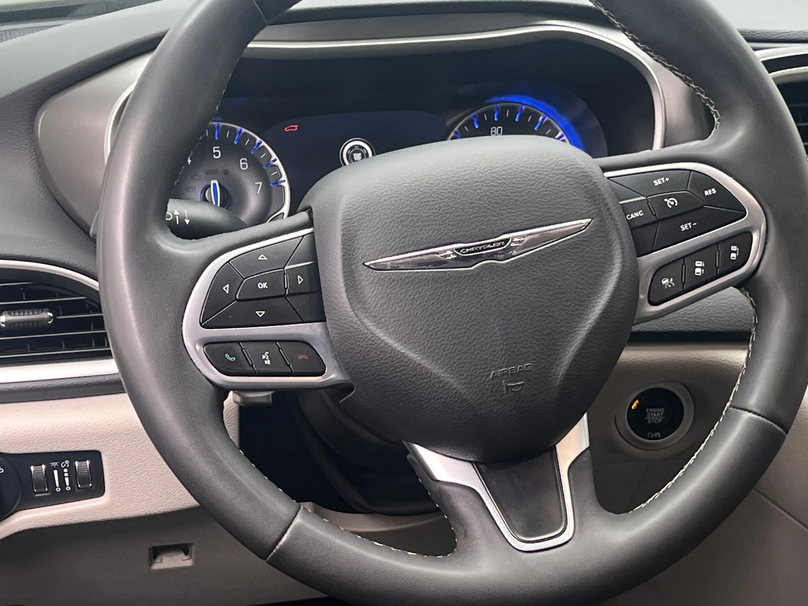 Thumbnail: 2023 Chrysler Pacifica - 4