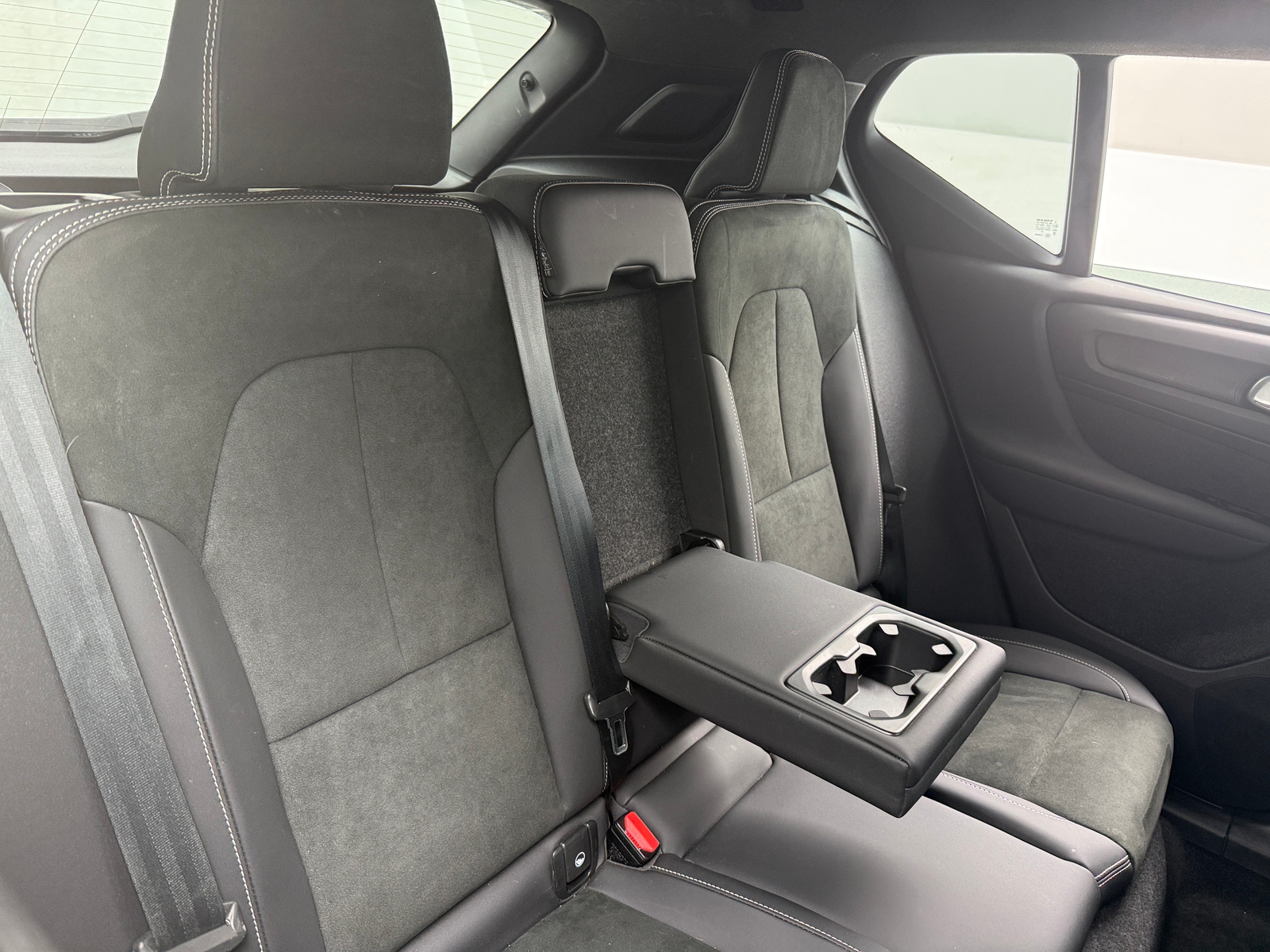 Thumbnail: 2023 Volvo XC40 - 6