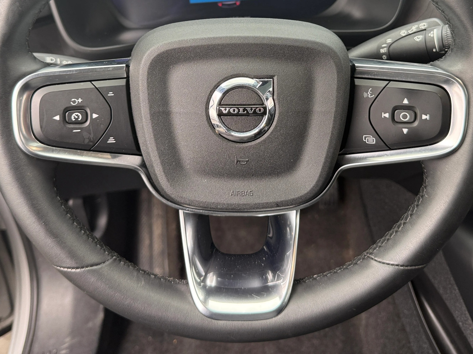 Thumbnail: 2023 Volvo XC40 - 5